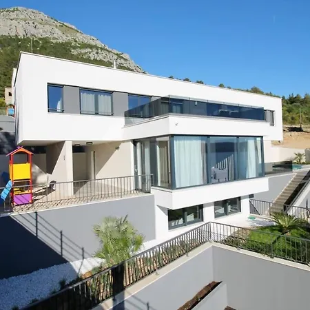 Luxury Offering Calm Atmosphere Villa *