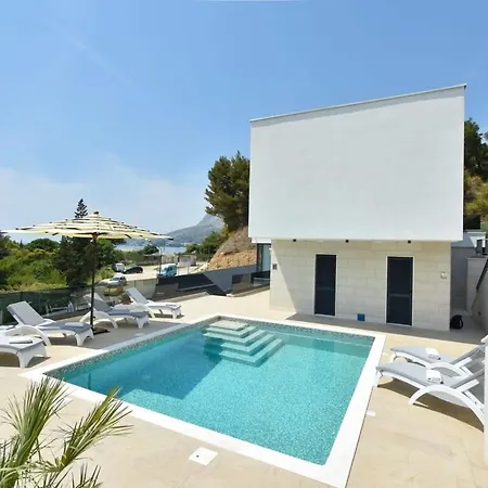Luxury Offering Calm Atmosphere فيلة